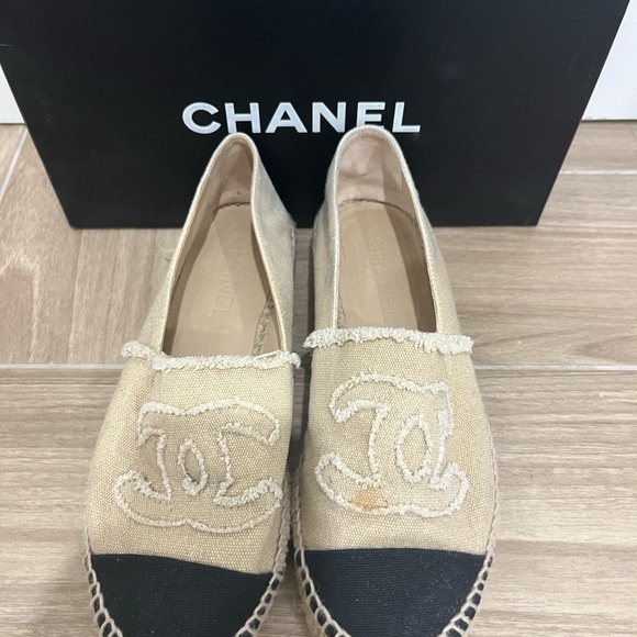 CHANEL Beige and Black Canvas Espadrilles - Picture 4 of 13